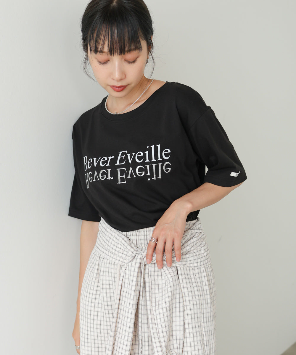 ロゴプリント刺しゅうTシャツ