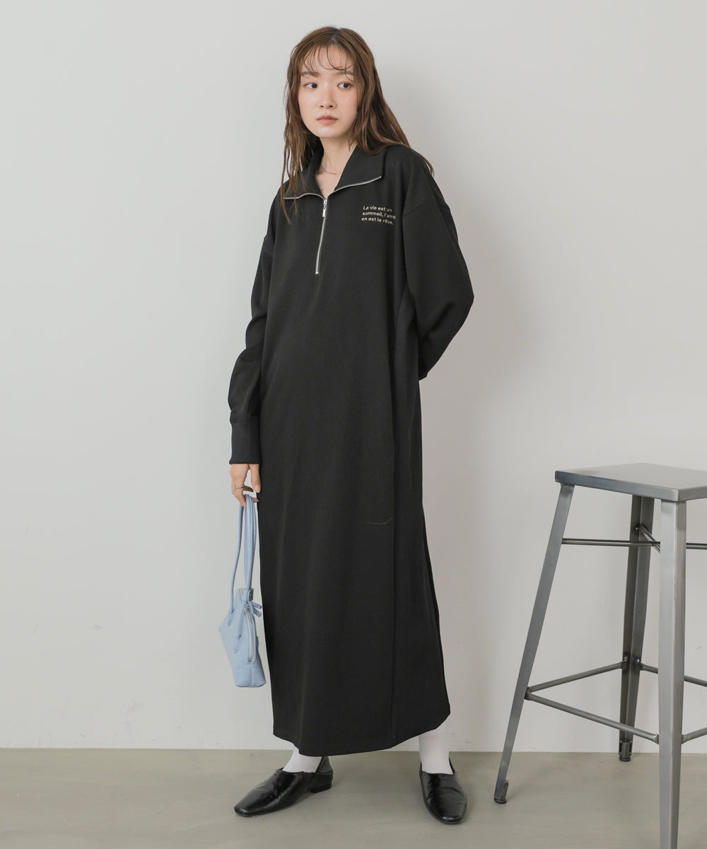 すっきり見えサイドリブハーフジップロゴ刺しゅうワンピース