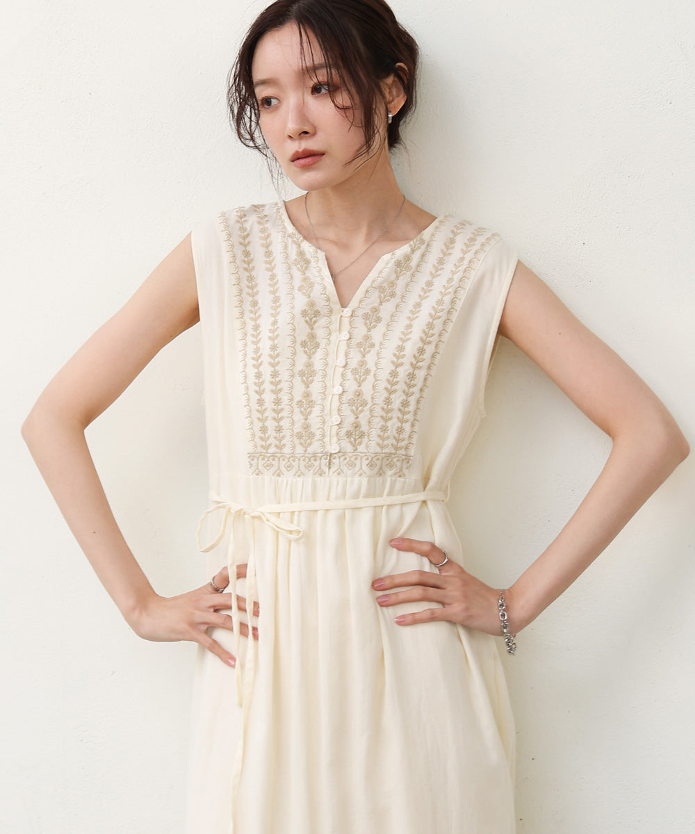 パネル刺繍ノースリワンピース