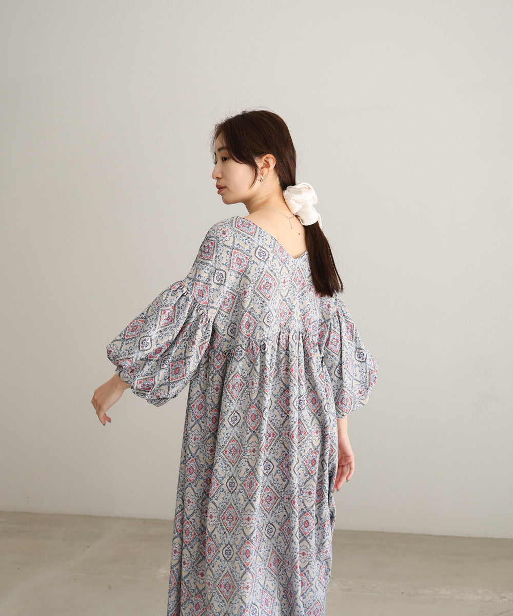 バルーン袖ミドル丈プリントワンピース