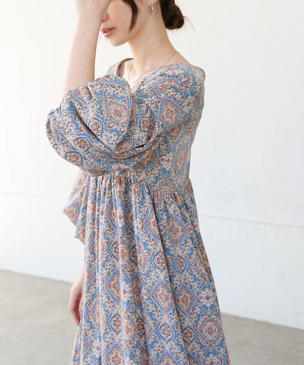 バルーン袖ミドル丈プリントワンピース