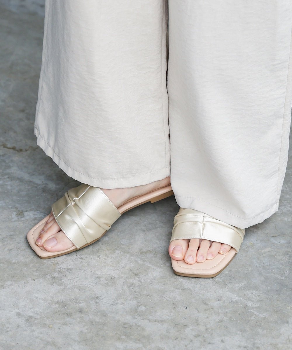 サテンギャザーフラットサンダル
