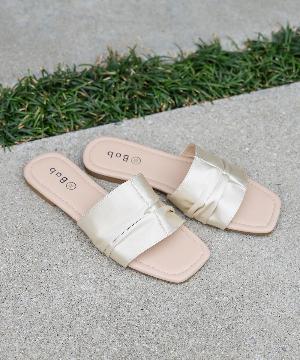 サテンギャザーフラットサンダル