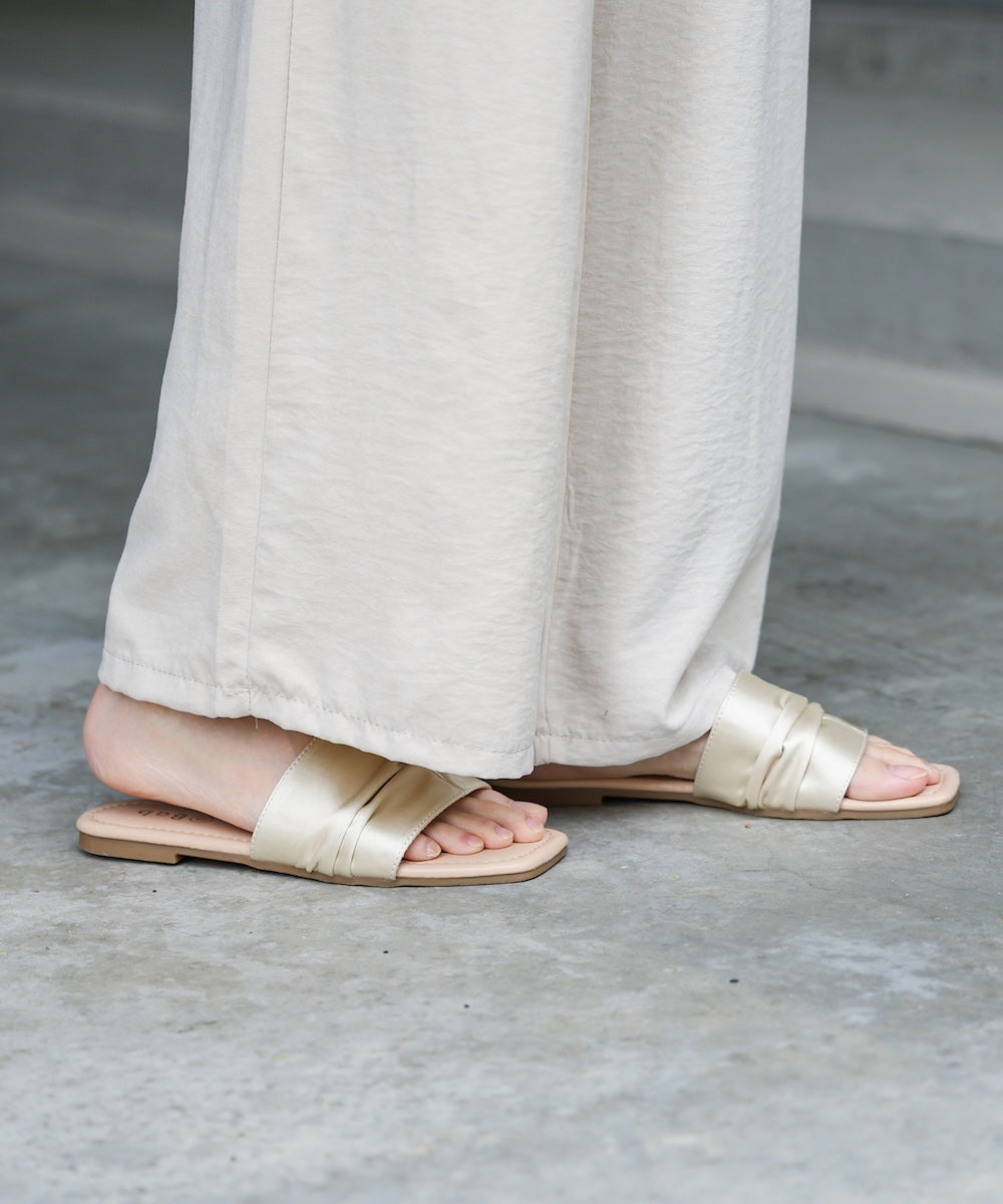 サテンギャザーフラットサンダル