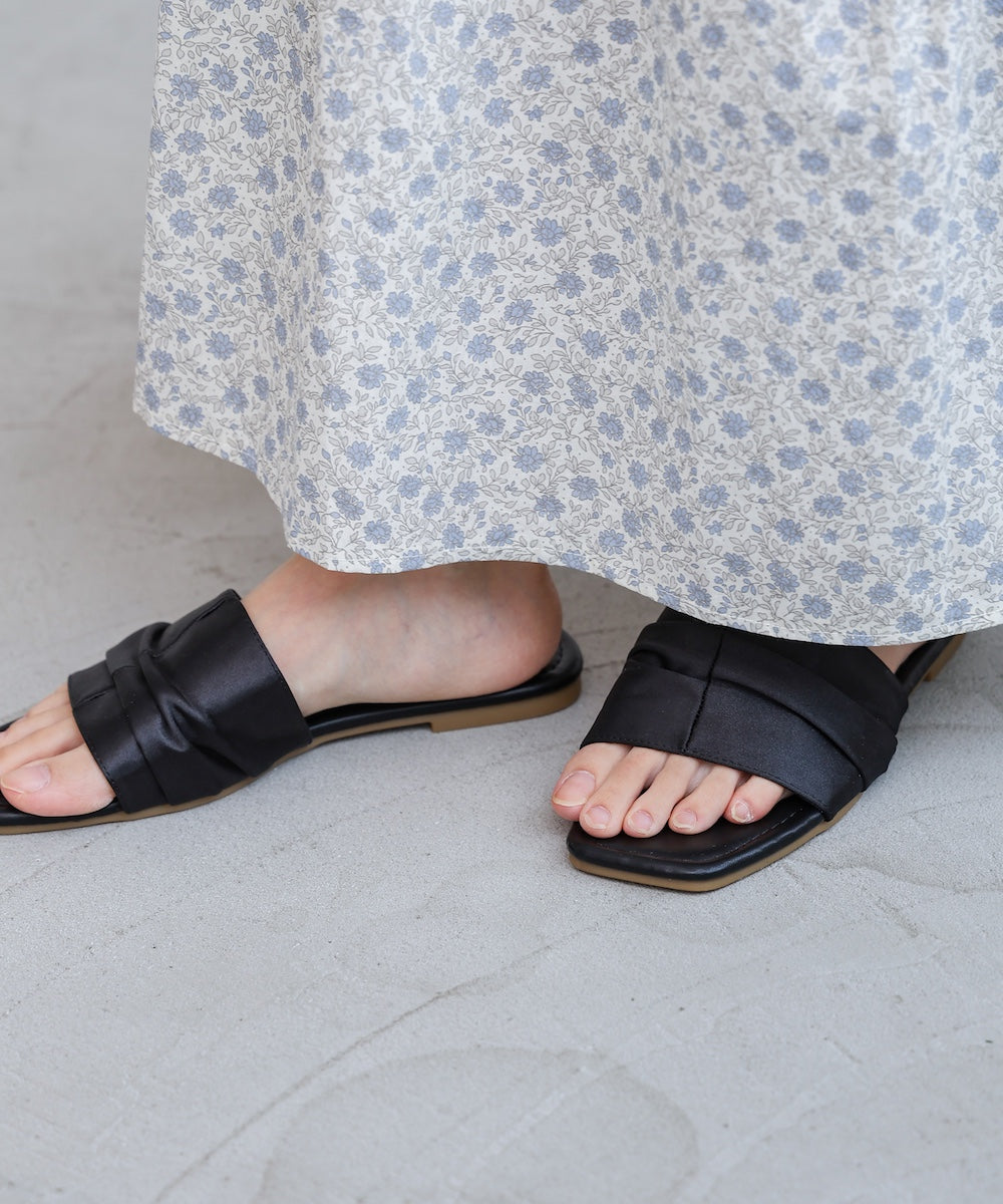 サテンギャザーフラットサンダル