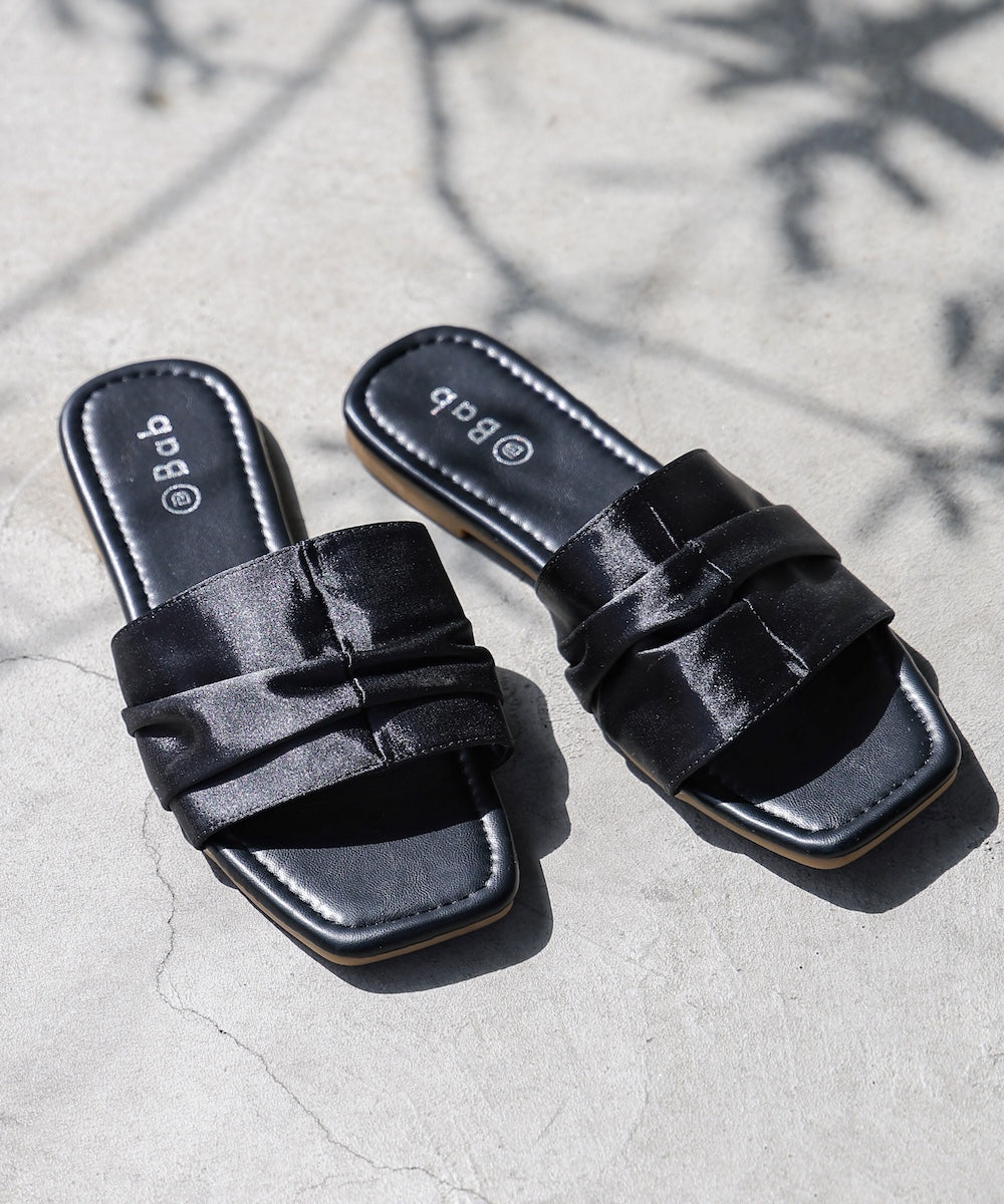 サテンギャザーフラットサンダル