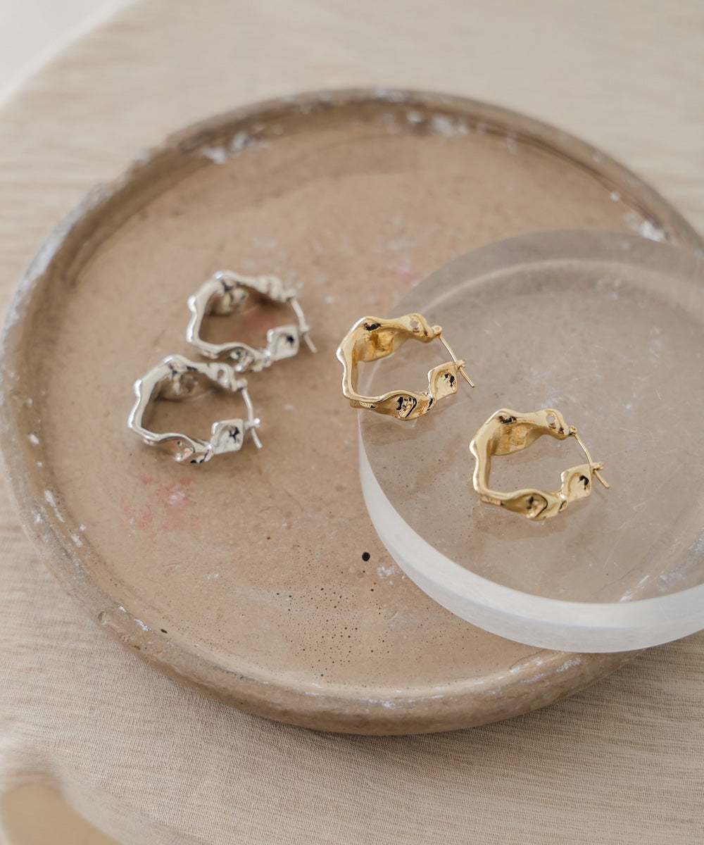 ニュアンスネジリフープピアス