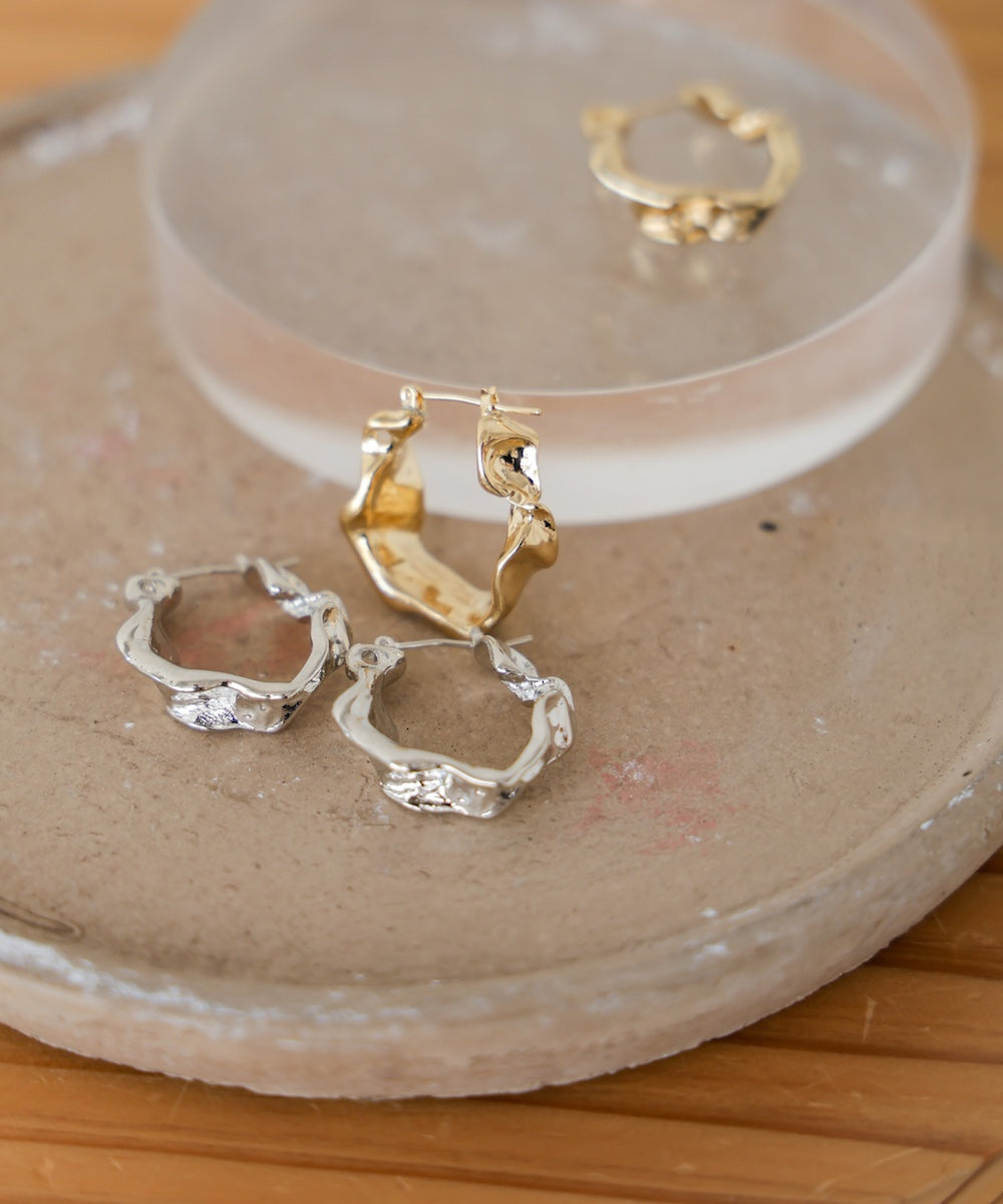 ニュアンスネジリフープピアス