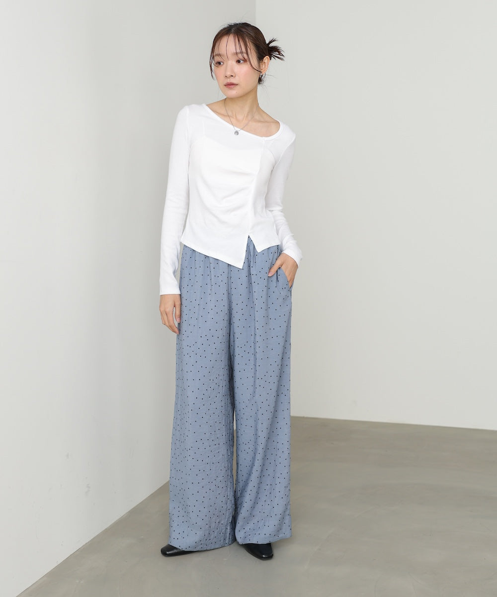 変形ネックトップス