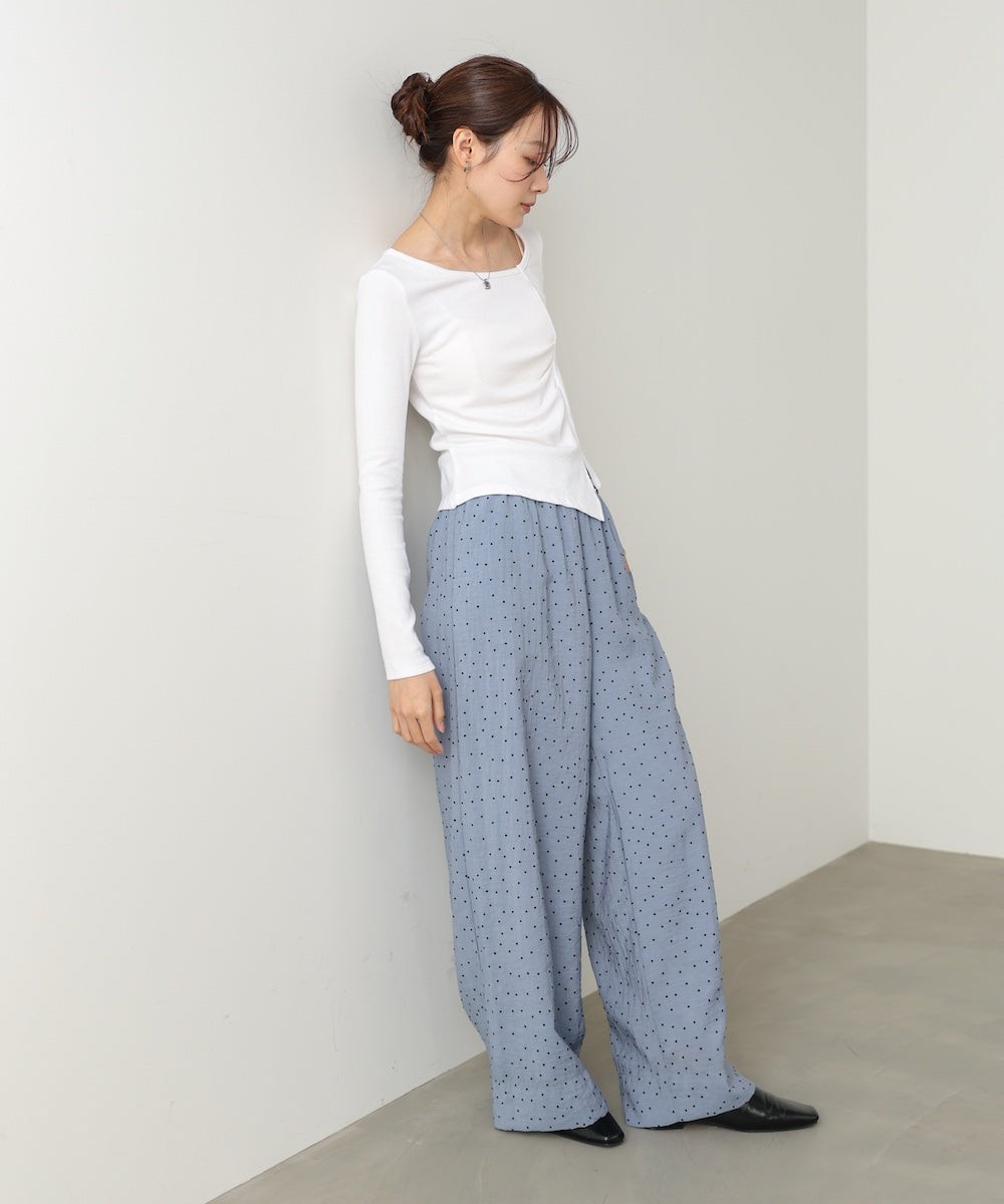 変形ネックトップス