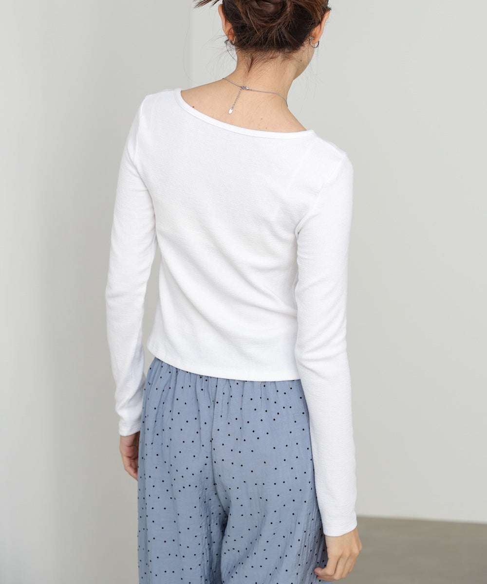 変形ネックトップス