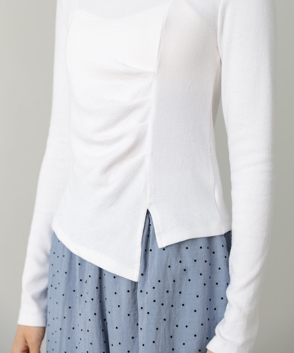 変形ネックトップス