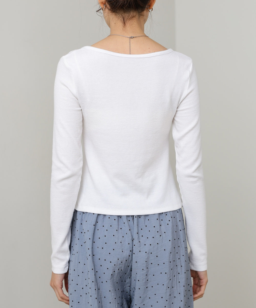 変形ネックトップス