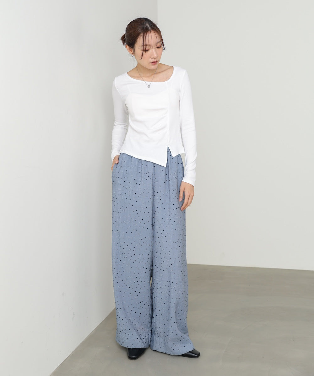 変形ネックトップス