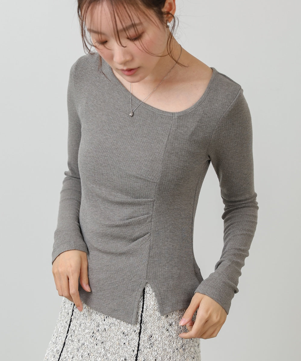 変形ネックトップス