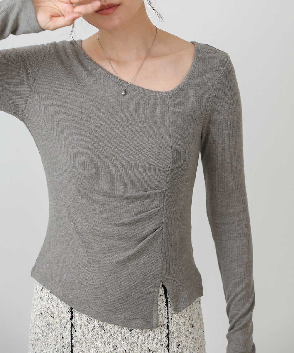 変形ネックトップス