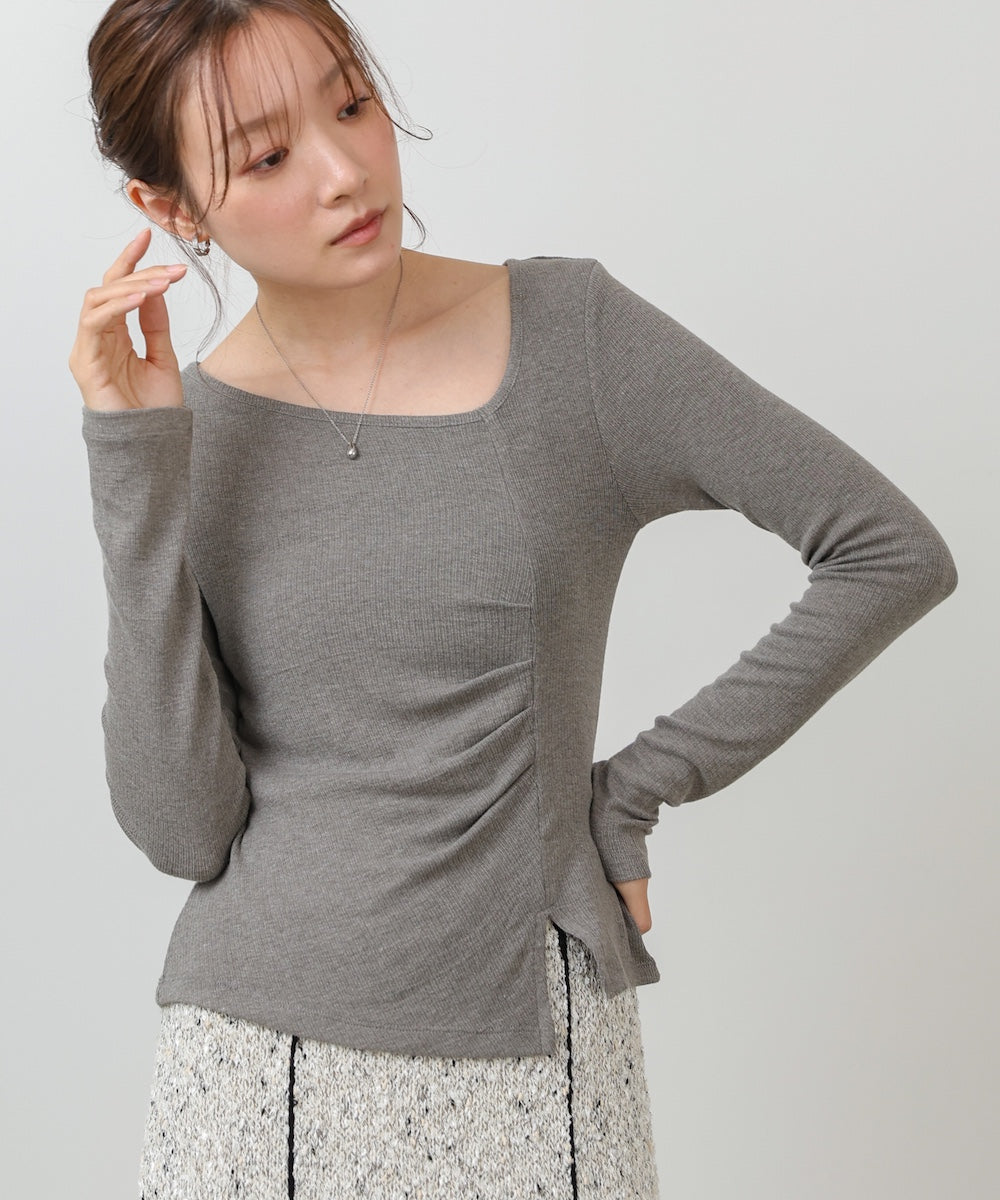 変形ネックトップス