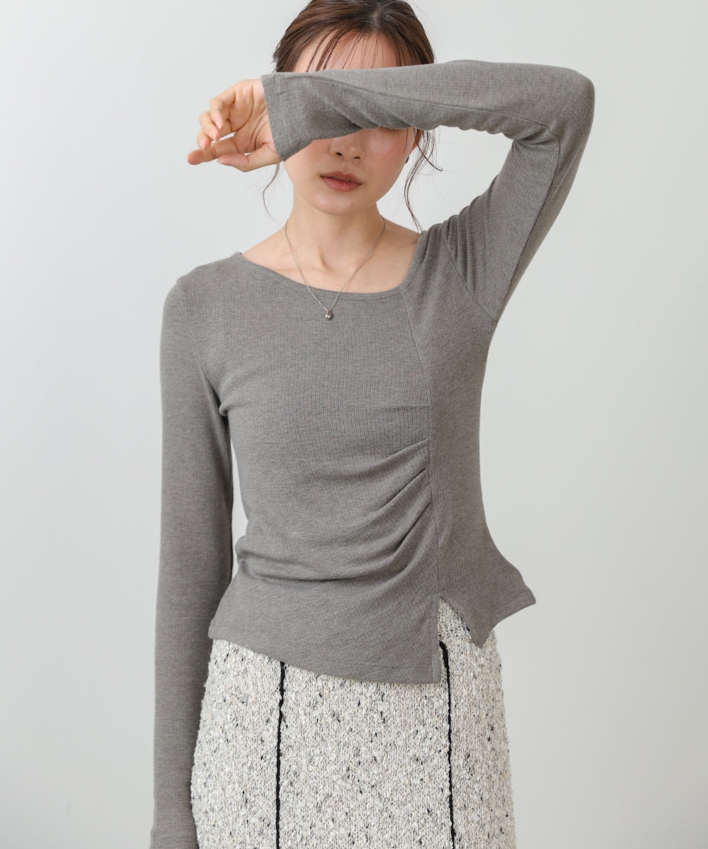 変形ネックトップス