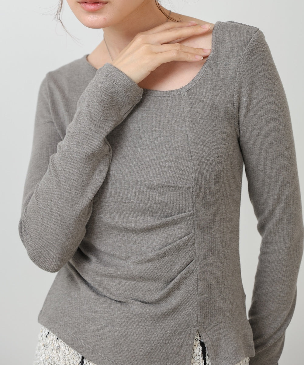 変形ネックトップス