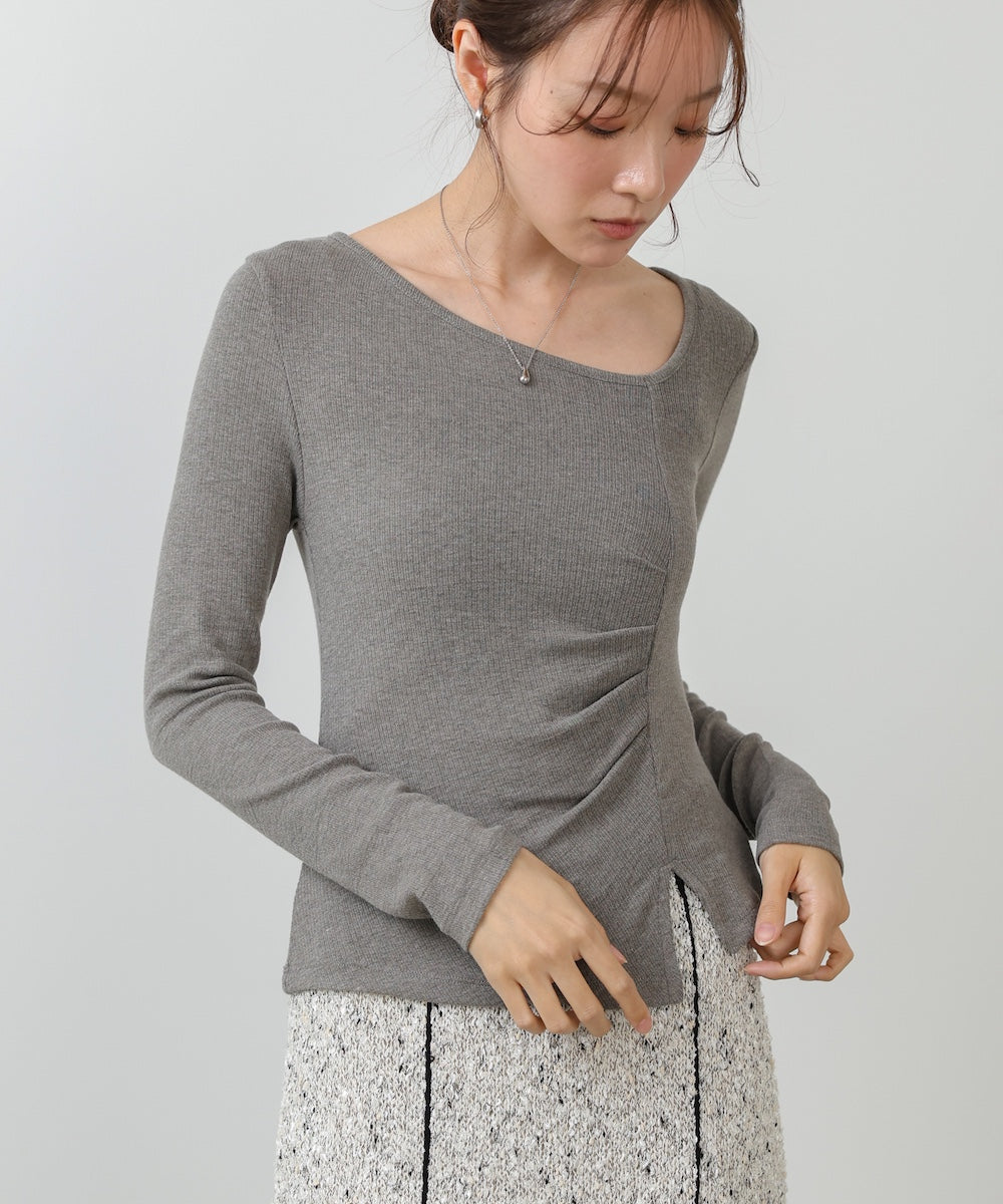 変形ネックトップス