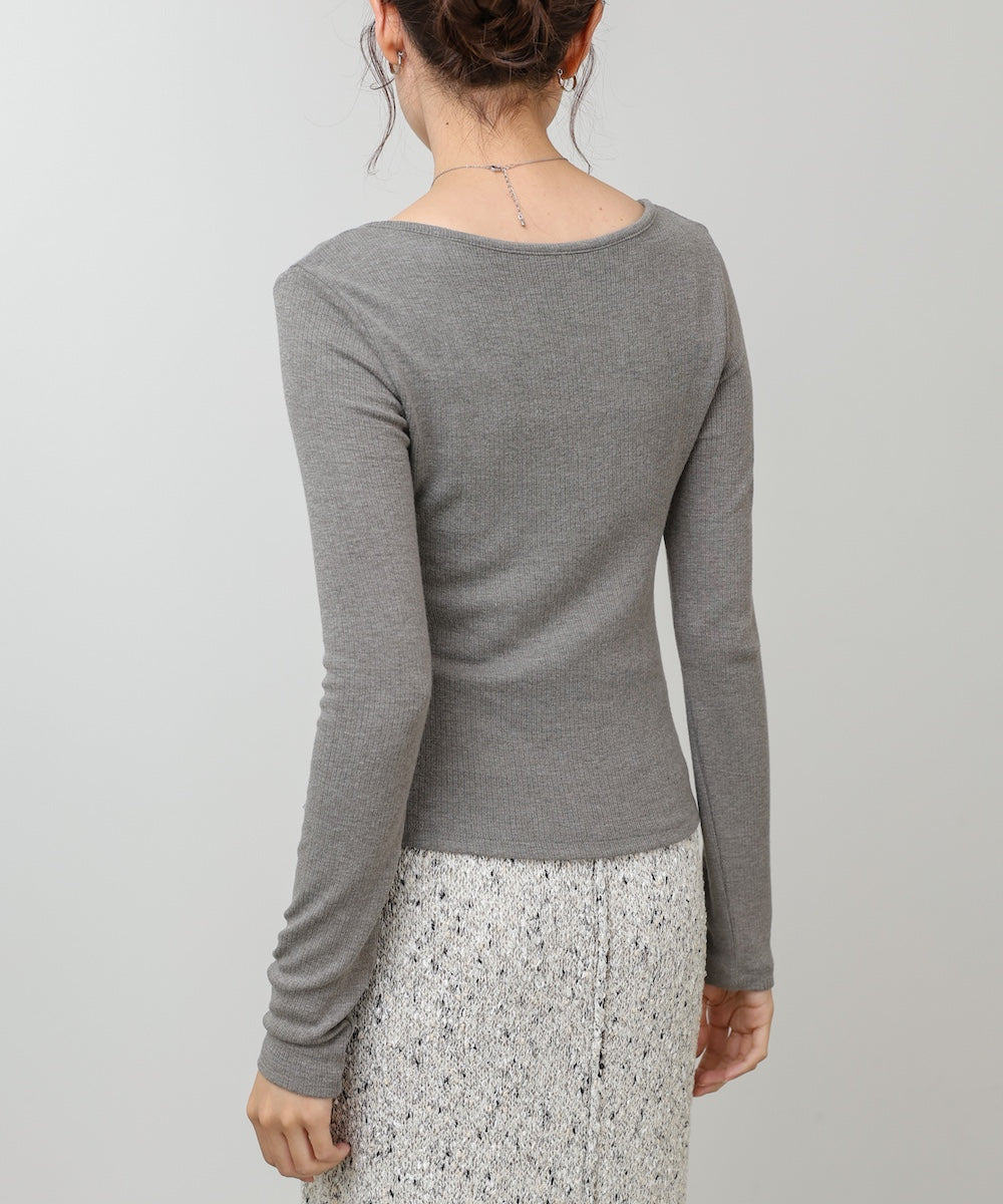 変形ネックトップス