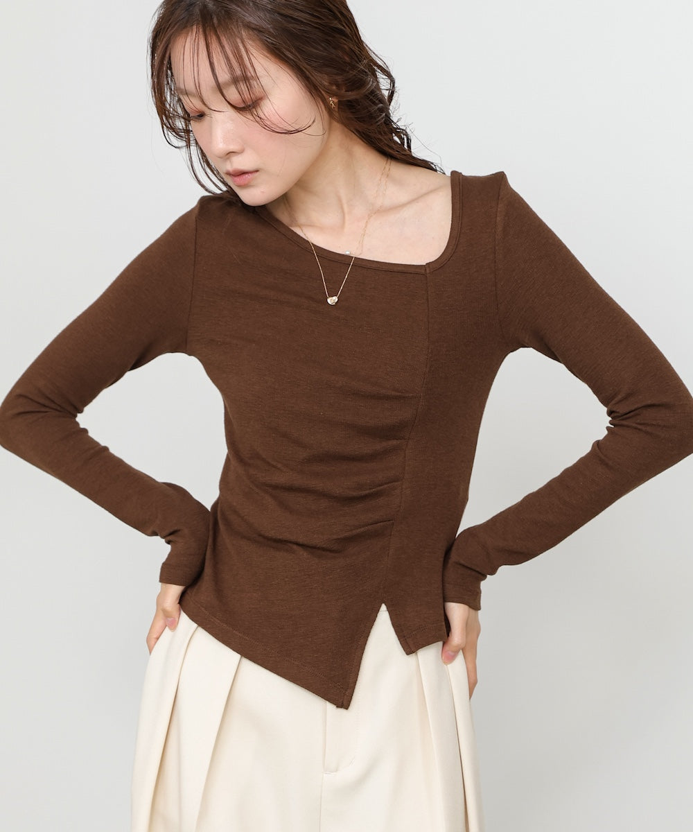 変形ネックトップス