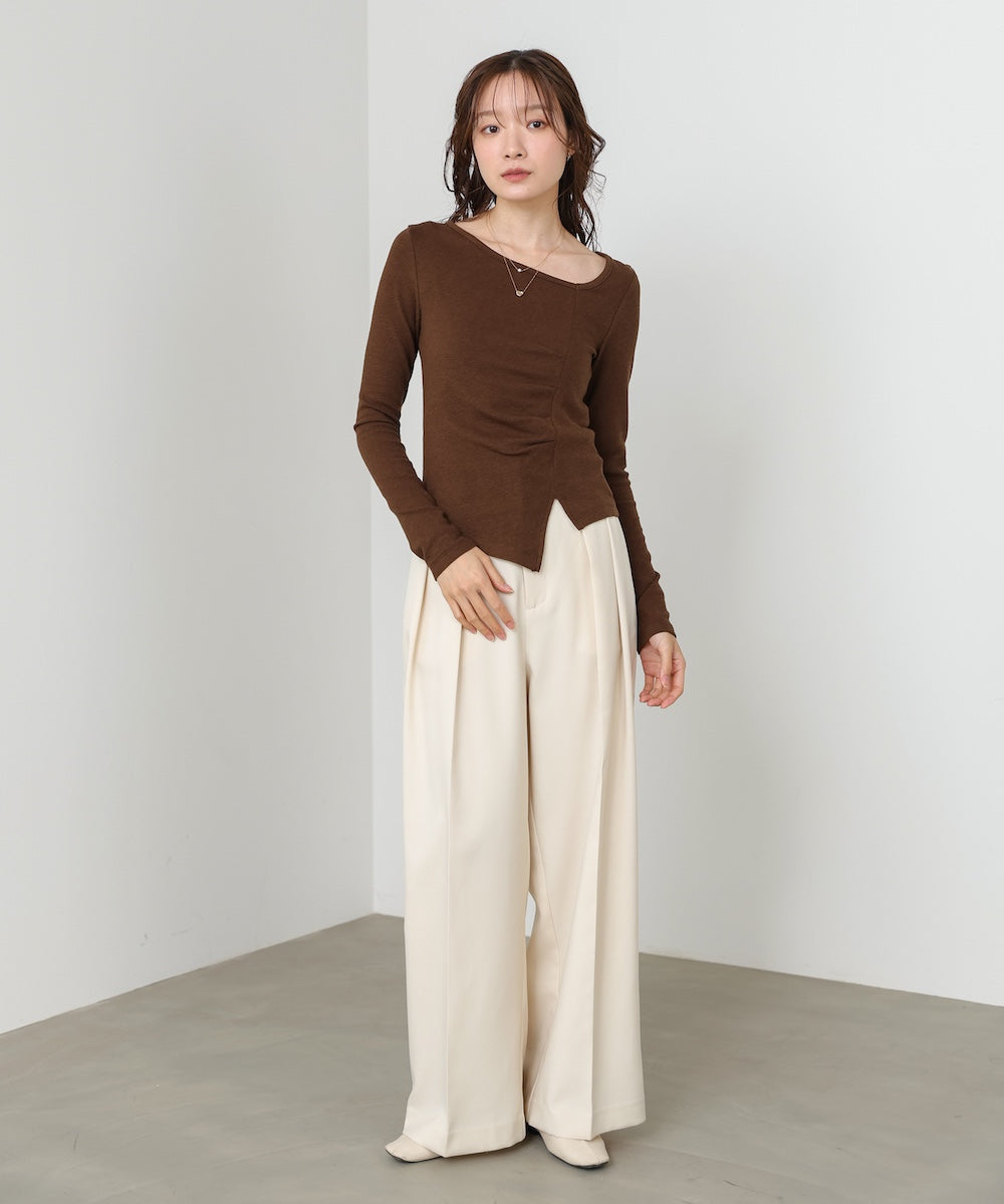 変形ネックトップス