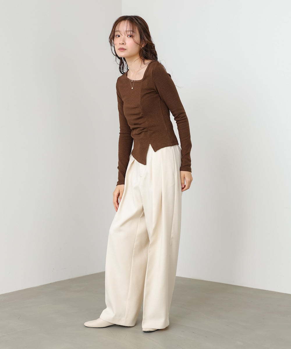 変形ネックトップス