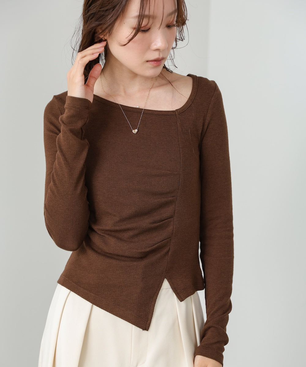 変形ネックトップス