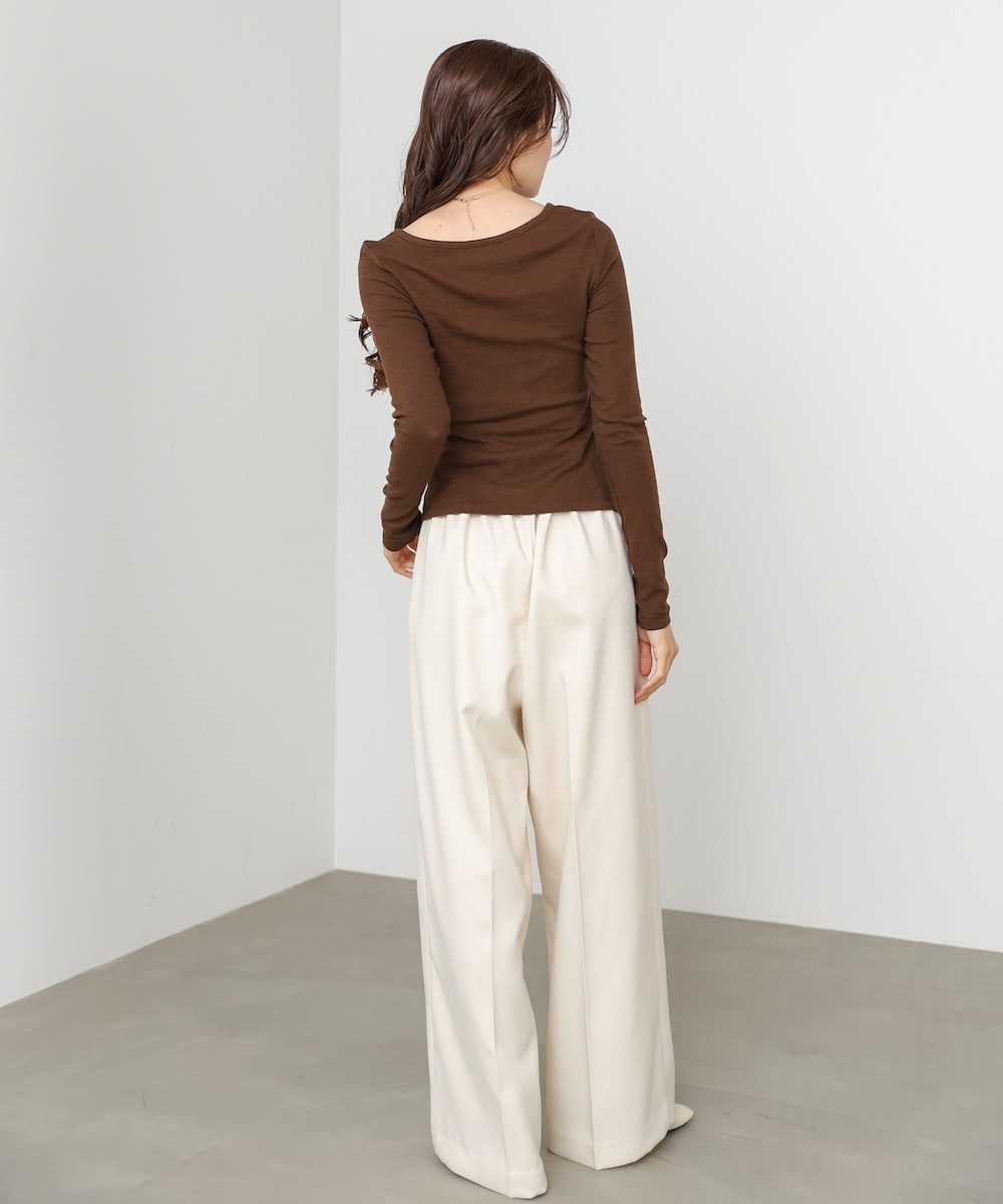 変形ネックトップス