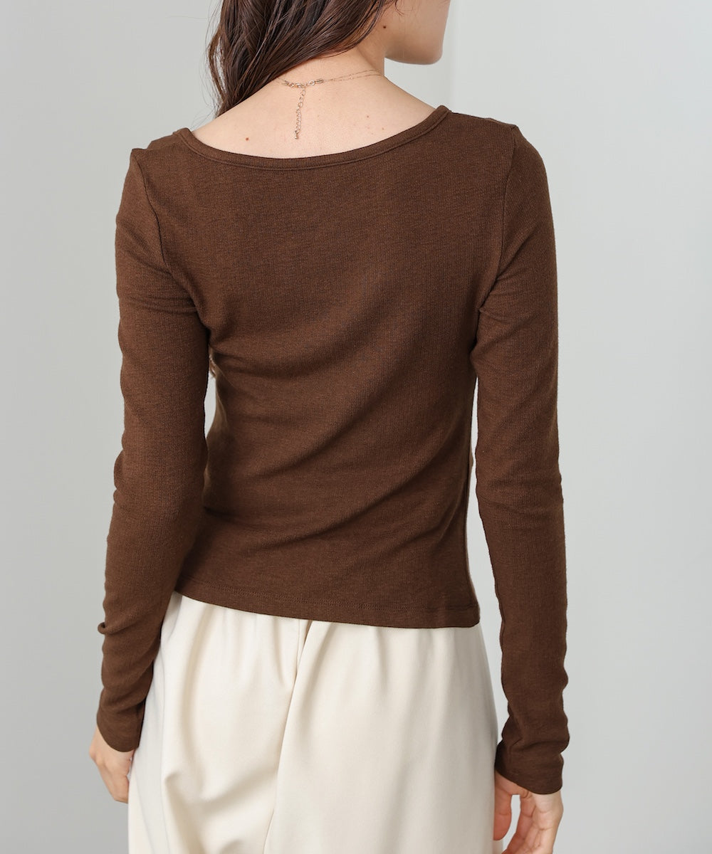 変形ネックトップス