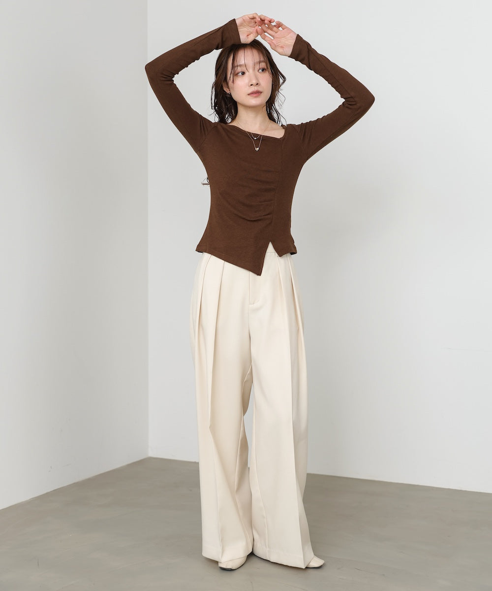 変形ネックトップス