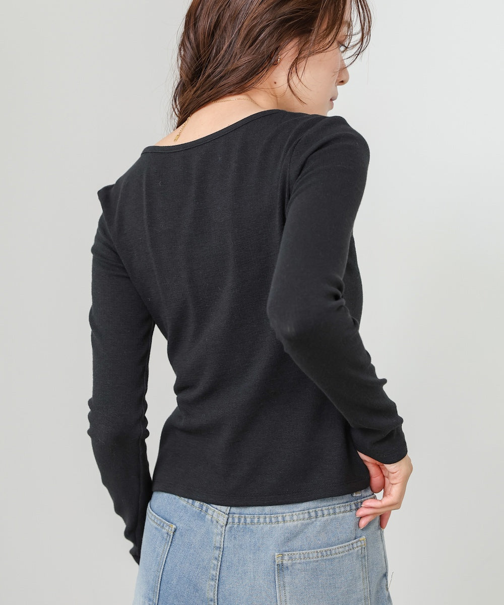 変形ネックトップス