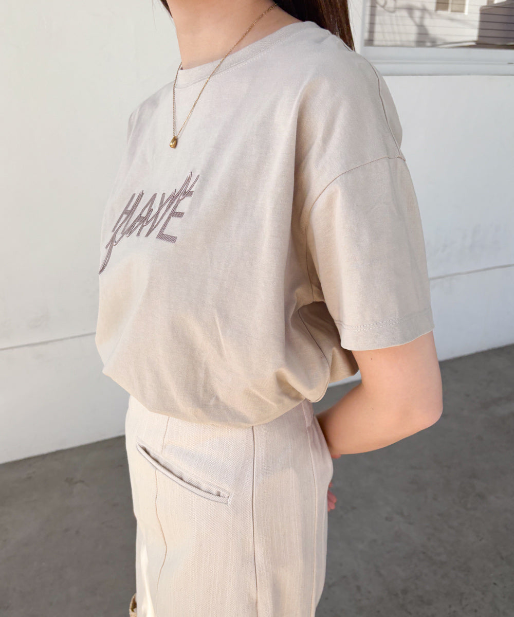ロゴ刺繍デザインTシャツ
