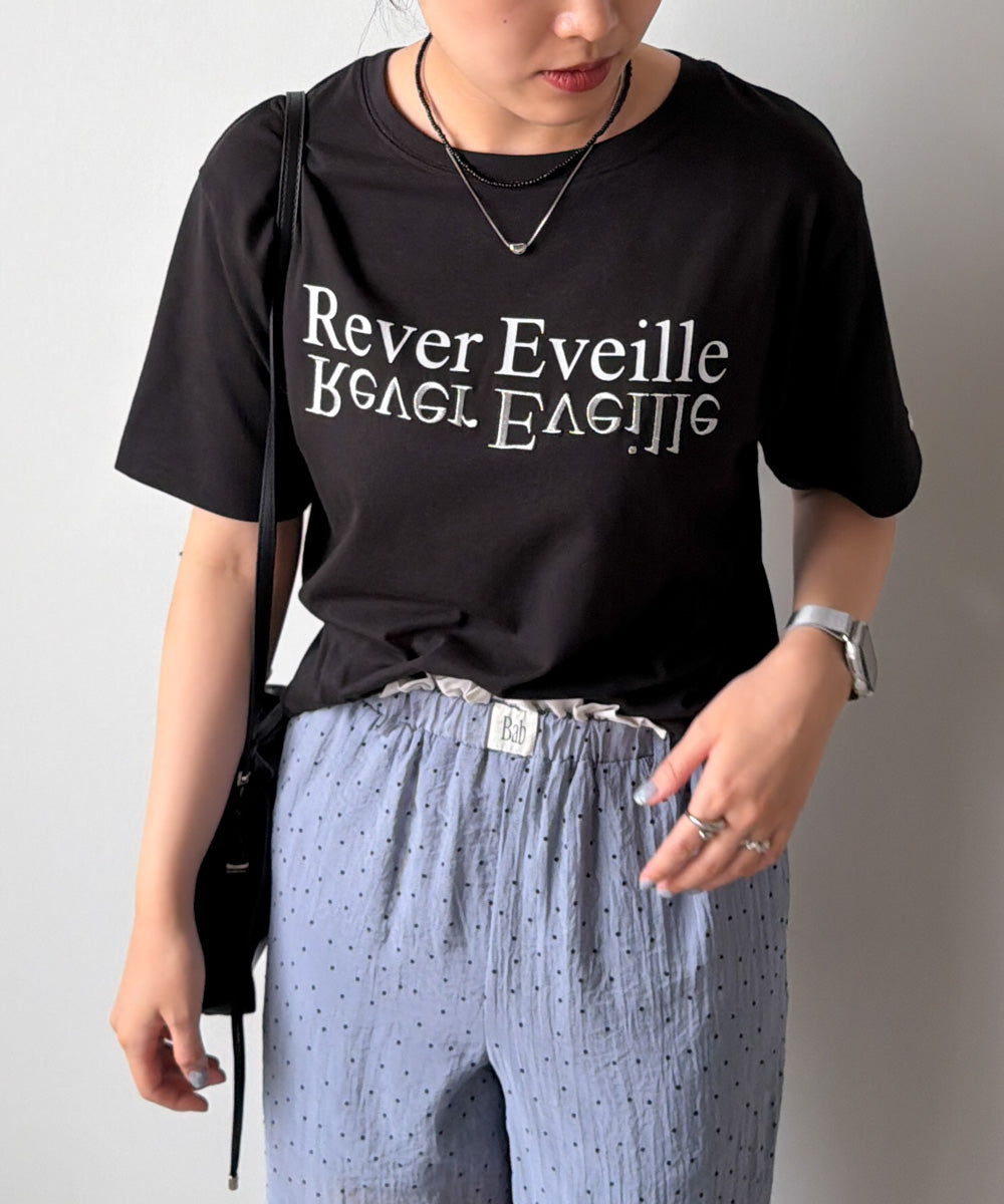 ロゴプリント刺しゅうTシャツ