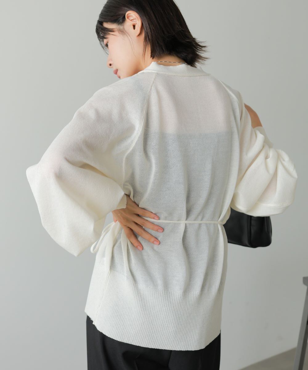 軽やかで透けすぎない絶妙なシアー素材が大人っぽい抜け感をプラスしてくれるニットカーディガン。ふんわりとしたパフスリーブが女性らしい立体的なシルエットを演出し、フロントにあしらったアクセントのメタルボタンとその下のスリットがデザイン性を高めてくれます。