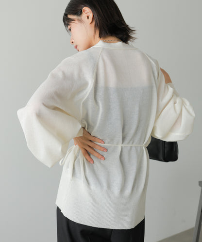 軽やかで透けすぎない絶妙なシアー素材が大人っぽい抜け感をプラスしてくれるニットカーディガン。ふんわりとしたパフスリーブが女性らしい立体的なシルエットを演出し、フロントにあしらったアクセントのメタルボタンとその下のスリットがデザイン性を高めてくれます。
