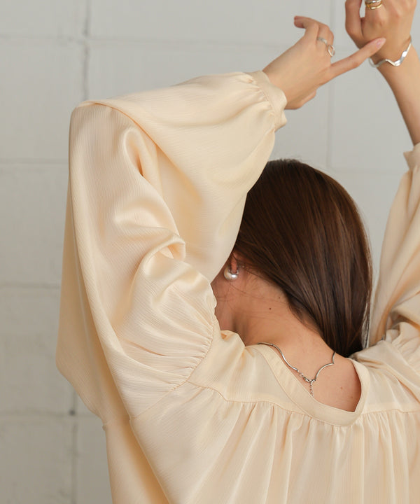 VOLUME SLEEVE GATHERED BLOUSE