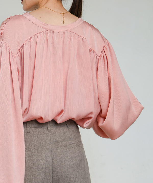 VOLUME SLEEVE GATHERED BLOUSE