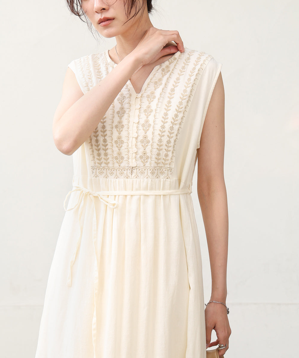 【S・Mサイズ展開】パネル刺繍ノースリワンピース