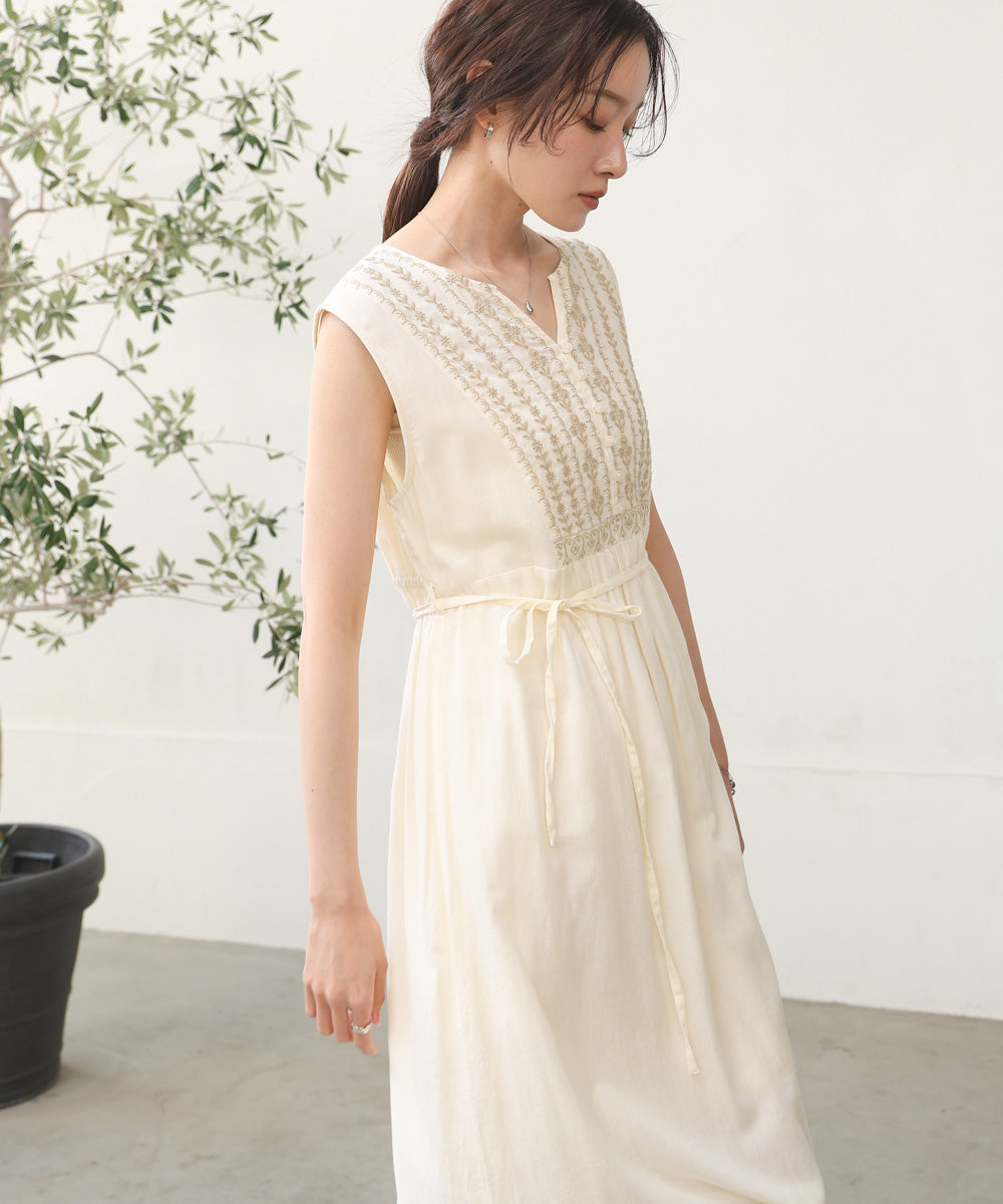 【S・Mサイズ展開】パネル刺繍ノースリワンピース