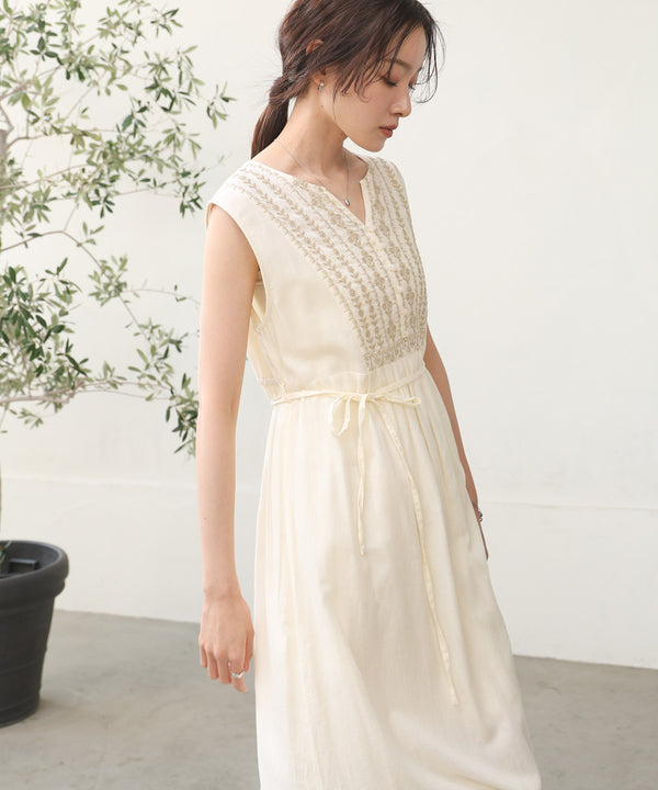 【S・Mサイズ展開】パネル刺繍ノースリワンピース