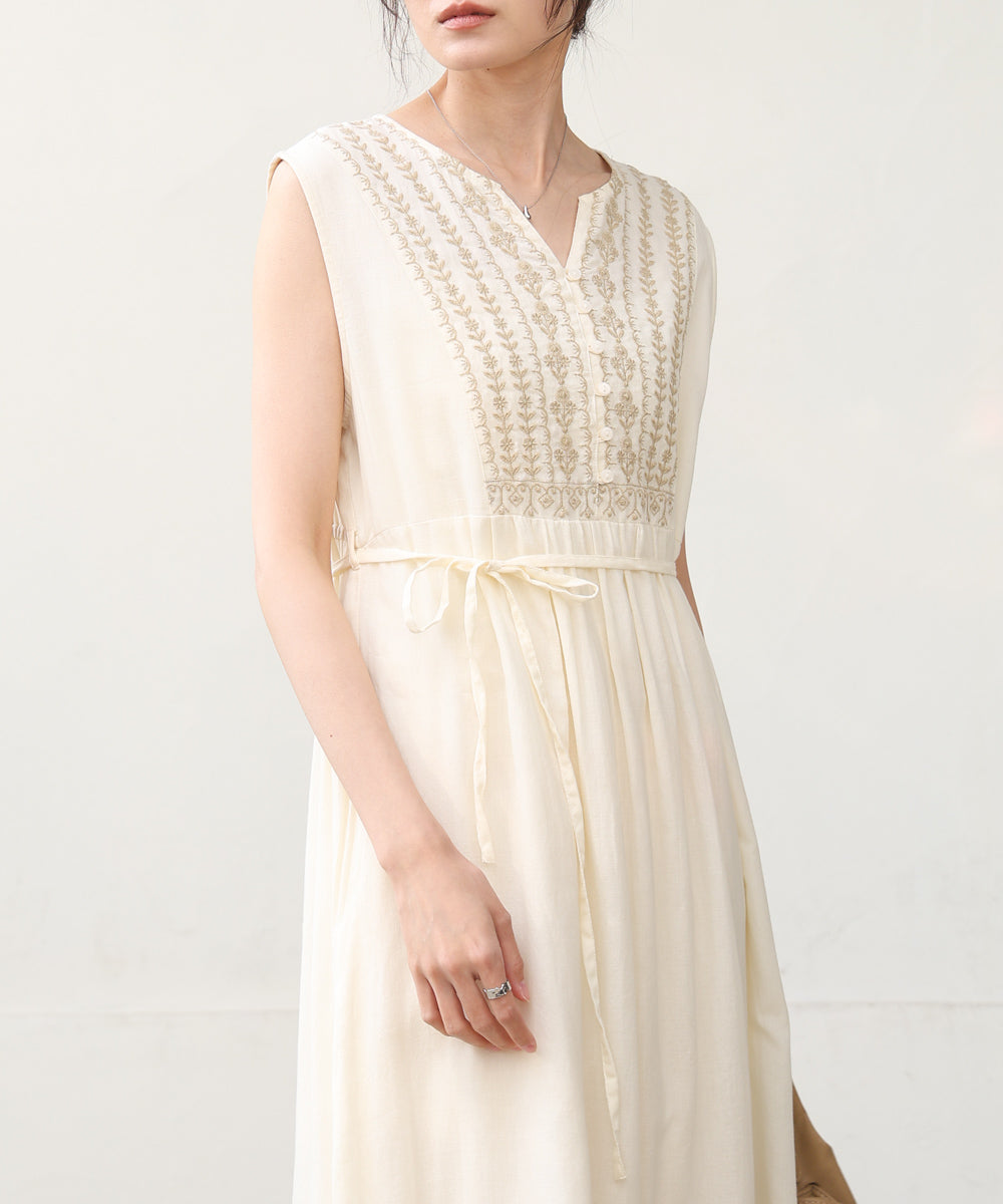 【S・Mサイズ展開】パネル刺繍ノースリワンピース