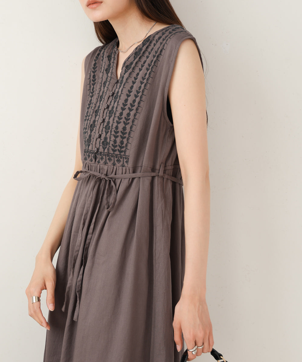 【S・Mサイズ展開】パネル刺繍ノースリワンピース