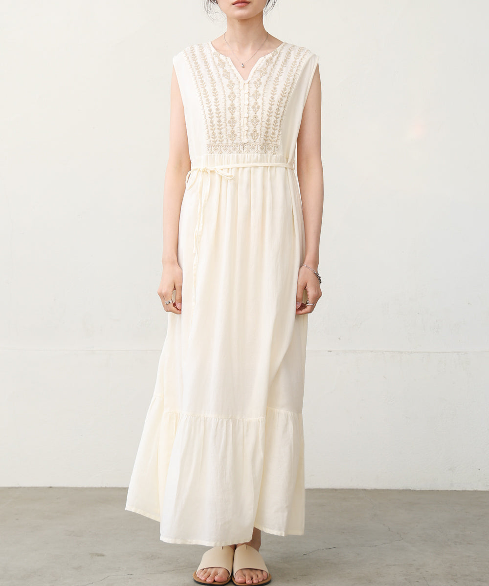 【S・Mサイズ展開】パネル刺繍ノースリワンピース