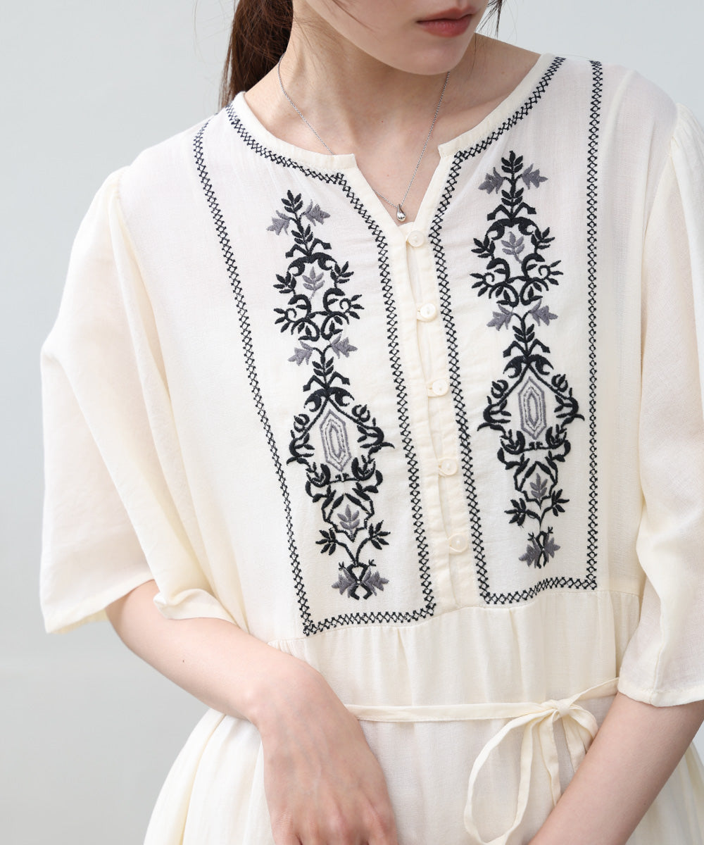 袖フレア－ティアード刺繍ワンピース