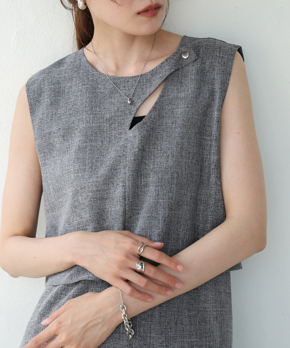 レイヤード風ノースリーブブラウス