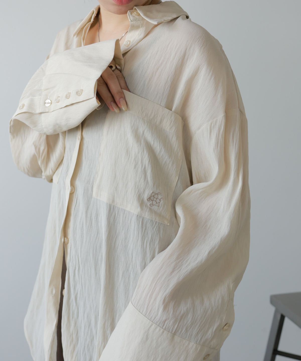 ワイドカフスワンポイント刺繍シアーシャツ