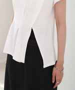 フロントタックデザイン　スリットトップス