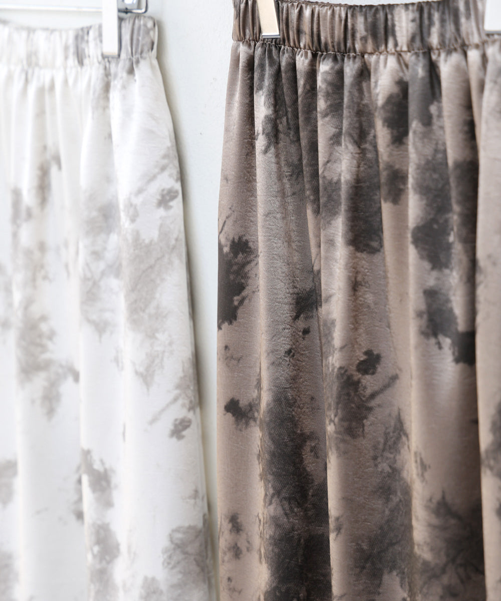 ニュアンス柄サテンスカート